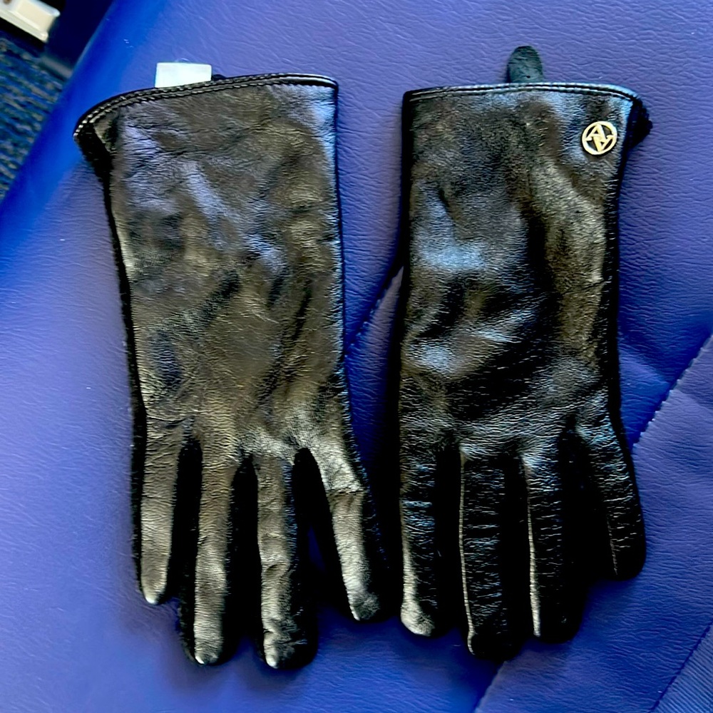 Adrienne Vittadini leather gloves size Medium with touch pads
